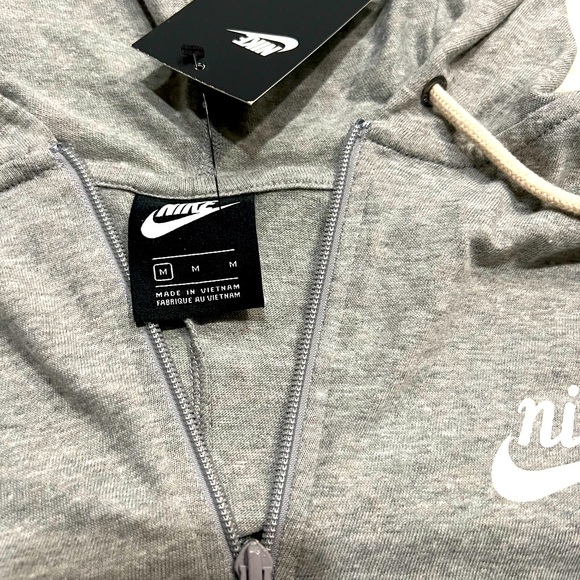 Nike size Medium . - Picture 1 of 4
